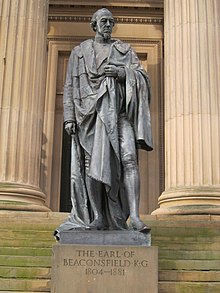 Statue de Disraeli portant une longue toge