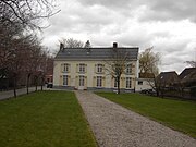 Klooster en VBS Belzele, hier bevond zich een houten kapel uit 1900 (noordkant van de kerk