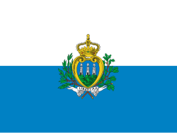 Слева: герб Сан-Марино, включающий в себя три башни Титано.Справа: национальный флаг Сан-Марино с гербом в центре. 