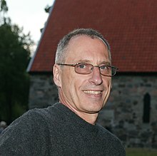 Description de l'image Forfatteren Kurt Aust foran Løvøykapellet på Løvøya i Horten. Han skrev forestillingen som ble til Løvøyspelet (cropped).jpg.