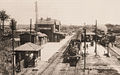 La gare de Montérolier - Buchy avec, au premier plan à gauche, la cabine de signalisation et d'aiguillage, puis lélectro-sémaphore