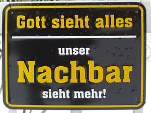 Deutsch: Schild „Gott sieht alles, unser Nachb...