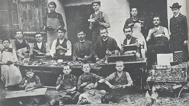 Група пиротских занатлија у фабрици Тигар (око 1936, Пирот)