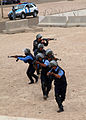 Recrutas da polícia iraquiana usando capacetes Mk 6 praticando combate em ambiente confinado em Basra, Iraque.