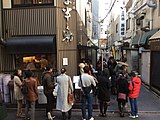 店舗前で待つ客の列（2016年1月撮影）