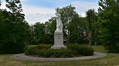 Koninginnepark met standbeeld van koningin Elisabeth