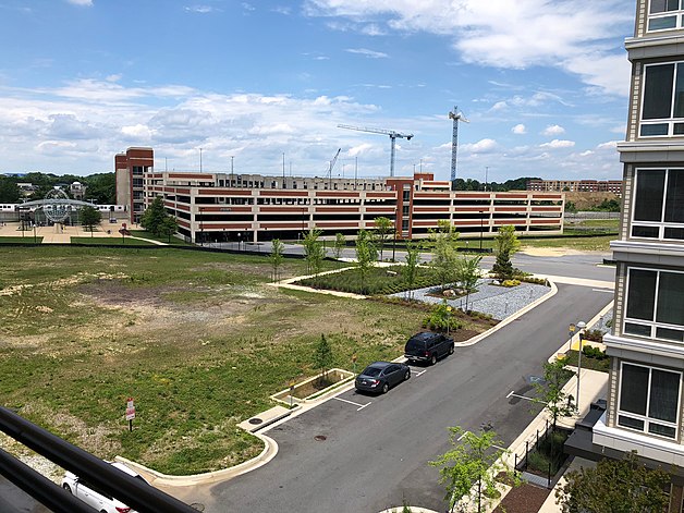 Вид на станцию ​​метро Largo из апартаментов Apollo Ascend, на заднем плане - строительство регионального медицинского центра округа Нью-Принс-Джордж.