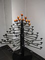 Moderner Leuchter für 51 Teelichter in der Kapelle „Maria Schnee“ in Beyenburg