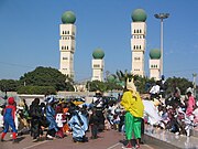 École célébrant Mardi Gras à Dakar ; à l'arrière-plan, la mosquée Seydou Nourou Tall