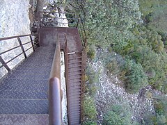 Sentier des échelles du mont Gaussier, rénové récemment en escaliers métalliques.