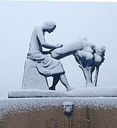 El Monument a la puntaire en un dia de neu.