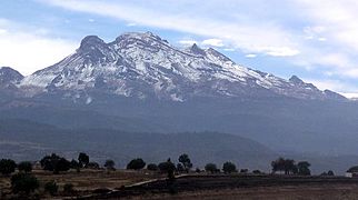 El volcán Iztaccíhuatl, el tercer pico más elevado, un estratovolcán en la frontera entre Puebla y el Estado de México
