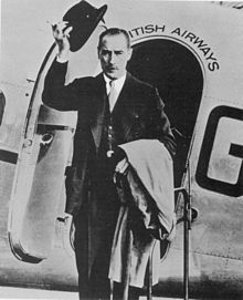 Nevile Henderson leaves for Berlin, Croydon Airport, August 1939 Nevile Henderson parte per Berlino.jpg