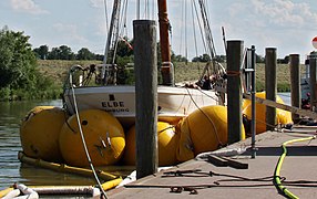 Bergung der No. 5 Elbe mit Hebesäcken