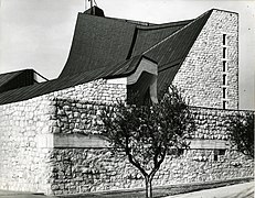 L'église de San Giovanni Battista, autoroute A11 (1960-64), dessinée par Giovanni Michelucci. Photo par Paolo Monti.