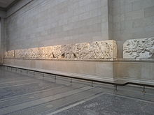 Installation de la frise au British Museum