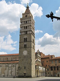 Zahodna fasada na Piazza del Duomo