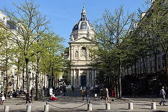 La place en direction de la chapelle de la Sorbonne (vers l'est).