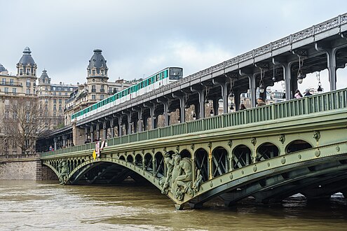 Il ponte Bir-Hakeim a Parigi