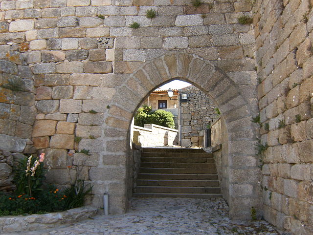 Porta da Vila, entrada no castelo de Castelo Bom  Casa do Fidalgo    Castelo Bom em 1510 (desenho de Duarte de Armas)