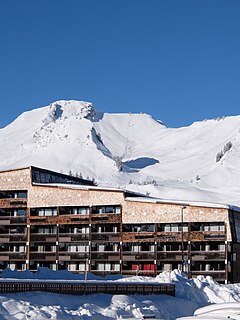 One of the main buildings in the centre of Praz de Lys. With the resort's highest point, Haut Fleury, and the chairlift leading up to it, in the background.