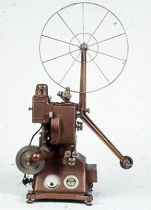 Proiettore cinematografico sonoro per pellicole 16mm Safar Cinesonoro, 1947-48 (Museo nazionale della scienza e della tecnologia Leonardo da Vinci, Milano)