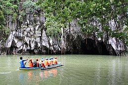 Puerto Princesa Yeraltı Nehri Milli Parkı'nda yer altı nehrine giriş.