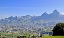 Kommunen Schwyz med bergsmassivet Mythen i bakgrunden till höger