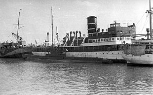 Щ-310 у борта финского парохода «Wellamo» в порту Котка