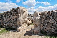 Porta de esfinxes en Hattusa, a capital do imperio hitita. Entre os séculos XVII e XII a. C.[16]