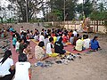 Landsbyboere giver offer til ånderne (Thailand)
