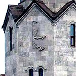 Tecknet "Է" ("E") på klocktornets vägg, vilket är det armeniska alfabetets sjunde bokstav, står för "Gud"