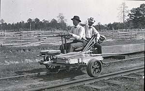 Путевые обходчики на комбинированной дрезине, оборудованной тремя посадочными местами и грузовой площадкой, Индейская территория Оклахома, США, 1902 год.