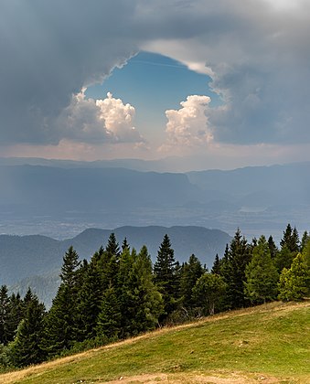 Árvores e nuvens no momento que antecede uma tormenta no monte Begunjščica, Caravanche, Eslovênia. (definição 3 648 × 4 517)