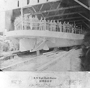 La USS Modoc ĵus antaŭ lanĉo, ĉe la J.S. Underhull Ŝipkonstruejo, Greenpoint, New York, 21 marto 1865
