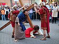 Simon de Cyrène aide Jésus à porter sa croix