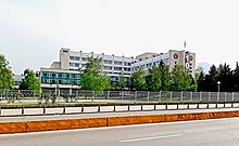 Üniversite Ana girişin önünde