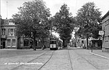 Motorwagen 76 op lijn 2 van de Gemeentetram Utrecht (GTU) op de Stadhouderslaan te Utrecht met (links) de huizen nrs. 99-lager; (rechts) de huizen nrs. 112-lager; geheel links de voorgevel van het huis Willem de Zwijgerstraat 26; circa 1928. Collectie van het Utrechts Archief.