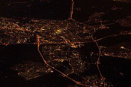 Nocne zdjęcie miasta z powietrza