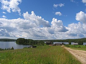 Вид на озеро Судно со стороны деревни Суднозеро летом 2007 года