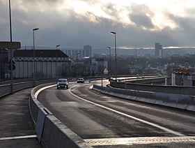 Vue générale vers Nancy depuis le haut du Viaduc Louis-Marin, avec la Tour Thiers au fond et les Grands-Moulins de Nancy à gauche.