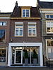 Huis met hoog zadeldak