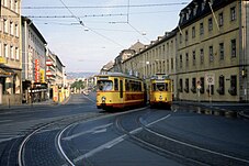 Frontansicht des GTW-D8 244 mit linksseitiger Tür, rechts daneben GT-H 275 (1979)