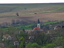 Pohled na Úvaly od Valtic (s kostelíkem sv. Stanislava Kostky)