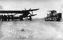 Трактор тащит самолёт на аэродроме Нагурское, Земля Александры, СССР. 1954 г.