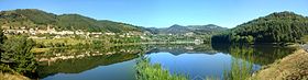 Vue panoramique du village et de son lac