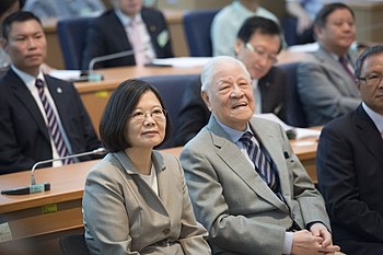 2016年8月27日，总统蔡英文出席“人民直选总统暨台湾民主发展二十周年”研讨会。