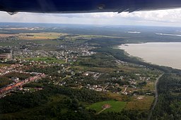 Peetri sedd från luften. Till höger i bild syns Ülemistesjön.