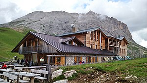 Südseite der Plattkofelhütte nach Erweiterung mit Blick zum Plattkofel.