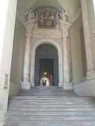 A palota főbejárata, a bronzkapu